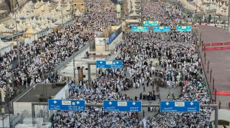 Ribuan jamaah haji dari berbagai negara berjalan pulang seusai melempar jumrah di Mina, Makkah, Arab Saudi, Rabu (28/5/2026) waktu setempat. [ANTARA FOTO/Citro Atmoko/sgd]