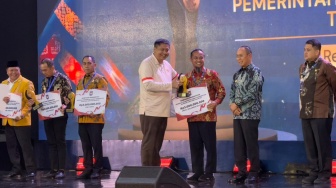 Gubernur Sulsel Terima Penghargaan Provinsi Terbaik 1 Creative Financing