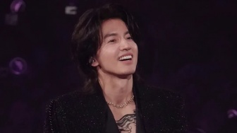Kenang Mendiang Barbie Hsu, Jerry Yan Bawa Kalung Meteor Garden di Konser FForever