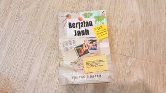 51 Kisah di Buku Berjalan Jauh: Hangat Seperti Pelukan di Hari yang Panjang