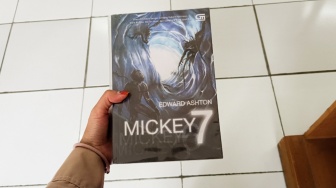 Mati Berkali-kali, Tetap Harus Masuk Kerja: Dilema Eksistensi dalam Mickey7