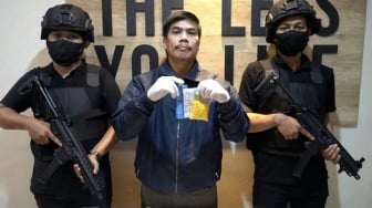 Kedok Warung Sembako Terbongkar! Polisi Sita Ribuan Obat Keras di Jagakarsa, Satu Pria Diringkus