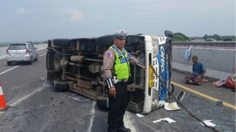 Detik-Detik Ban Elf Meledak di Tol Jomo: Mobil Oleng dan Terbalik, Satu Orang Alami Luka Berat