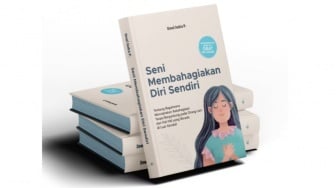 Bahagia Tak Perlu Menunggu: Pelajaran dari Seni Membahagiakan Diri Sendiri