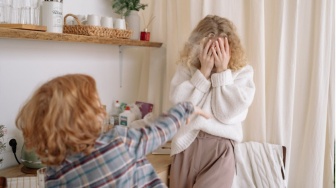 Meromantisasi Sabar Tanpa Batas Adalah Cara Halus Membuat Ibu Depresi