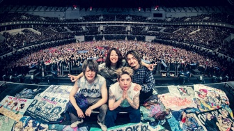 Momen Kocak One Ok Rock di Konser Jakarta, Tomoya Ngaku Suka Pempek dan Cilok