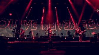 Bikin Taka Melongo, Lautan Flashlight Cantik Warnai Konser One Ok Rock di Jakarta