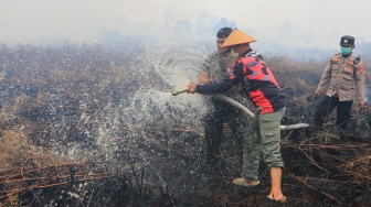 Personel Polres Aceh Barat melakukan upaya pemadaman dan pendinginan saat penanganan kebakaran hutan dan lahan (karhutla) di kawasan lahan gambut Desa Kuta Padang, Kecamatan Bubon, Aceh Barat, Aceh, Senin (1/6/2026). [ANTARA FOTO/Syifa Yulinnas/wsj]