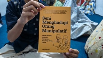 Membaca "Seni Menghadapi Orang Manipulatif" di Tengah Zaman Penuh Muslihat