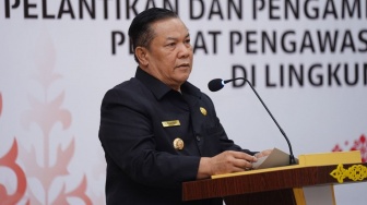SF Hariyanto saat Lantik 77 Kepala SMA-SMK: Malu Kalau Pakai Rompi Oranye
