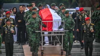 Prajutit TNI membawa peti jenazah mantan Menteri Pertahanan Ryamizard Ryacudu saat upacara pemakaman di Taman Makam Pahlawan (TMP) Kalibata, Jakarta, Senin (1/6/2026). [ANTARA FOTO/Rivan Awal Lingga/nym]