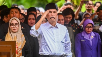 Ketua Dewan Ekonomi Nasional (DEN) Luhut Binsar Pandjaitan memberikan hormat saat upacara pemakaman mantan Menteri Pertahanan Ryamizard Ryacudu di Taman Makam Pahlawan (TMP) Kalibata, Jakarta, Senin (1/6/2026). [ANTARA FOTO/Rivan Awal Lingga/nym]