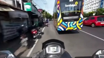 Viral Video Suroboyo Bus Manuver Brutal di Jalanan Bikin Warga Ngeri