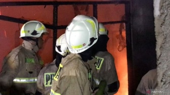 Warga Teriak Minta Tolong! 9 Nyawa Lolos dari Maut saat Rumah Dinas TPU Kebon Nanas Terbakar