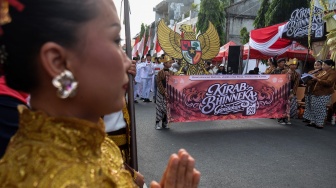 Warga mengikuti Kirab Bhinneka di Kampung Gandekan, Solo, Jawa Tengah, Senin (1/6/2026). [ANTARAFOTO/Maulana Surya/wsj]