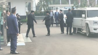 Disambut Menhan Sjafrie, Prabowo Beri Penghormatan Terakhir untuk Jenderal Ryamizard di Kemhan