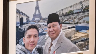 Ruang Kerja Seskab Teddy Disorot, Foto Selfie Bareng Prabowo di Paris Sukses Bikin Salfok