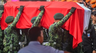Prajutit TNI membawa peti jenazah mantan Menteri Pertahanan Ryamizard Ryacudu saat upacara pemakaman di Taman Makam Pahlawan (TMP) Kalibata, Jakarta, Senin (1/6/2026). [ANTARA FOTO/Rivan Awal Lingga/nym]