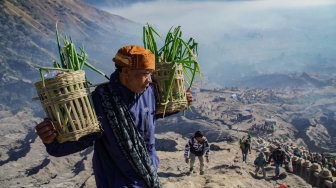 Warga suku Tengger membawa sesaji saat upacara Yadnya Kasada di Gunung Bromo, Kabupaten Probolinggo, Jawa Timur, Senin (1/6/2026). [ANTARA FOTO/Irfan Sumanjaya/nym]