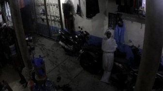 Teror Pocong Gegerkan Surabaya, Cak Ji Pasang Badan: Lak Onok, Tak Parani Temen, Rek!