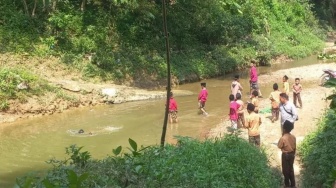 Tak Ada Jembatan: Pelajar Sampang Bertaruh Nyawa Seberangi Sungai demi Pendidikan