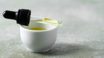 5 Serum Berbahan Green Tea untuk Menenangkan Kulit Berjerawat dan Kemerahan