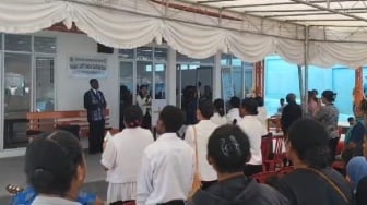 Isak Tangis Iringi Pemakaman 5 Korban Bom PD II di Biak, Maut yang Terpendam Puluhan Tahun