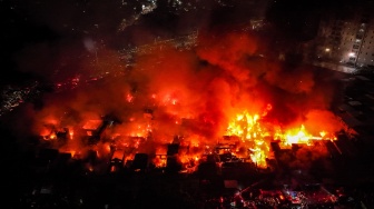 Kebakaran Hebat Melalap Permukiman Padat di Kemayoran