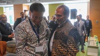 Presiden Timor Leste Jose Ramos-Horta (kanan) berbincang dengan mantan Menteri Luar Negeri Hassan Wirajuda usai memberikan kuliah di ERIA School of Government, Jakarta, Selasa (2/6/2026). ANTARA FOTO/Hafidz Mubarak A/tom]
