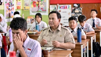 Prabowo Lahap Nikmati MBG Bareng Siswa SMP, Tanya Cita-cita hingga Nyanyi Bersama