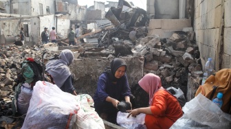 Warga mencari barang di rumahnya yang telah terbakar di kawasan Kebon Kosong, Kemayoran, Jakarta, Selasa (2/6/2026). [Suara.com/Alfian Winanto]
