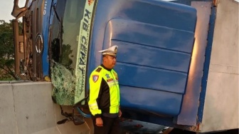 Ban Pecah di Lajur Cepat, Tiga Kendaraan Terlibat Tabrakan Beruntun di Tol Surabaya-Mojokerto