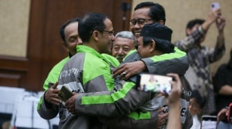 Terdakwa kasus dugaan korupsi pengadaan Chromebook dalam program digitalisasi pendidikan di Kemendikbudristek Nadiem Anwar Makarim memeluk para driver gojek saat menjalani sidang pembacaan pledoi (nota pembelaan) di Pengadilan Tipikor, Jakarta, Selasa (2/6/2026).  [Suara.com/Alfian Winanto]
