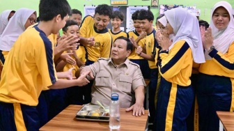 Siswa SD-SMP Batam Aksi Dukung MBG, DPR: Kemendikdasmen Selidiki Dugaan Mobilisasi Massa
