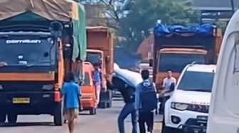 Viral Akrobat Bajing Loncat di Atas Truk Pupuk Berakhir di Balik Jeruji Polsek Panjang