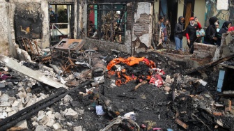 Warga mencari barang di rumahnya yang telah terbakar di kawasan Kebon Kosong, Kemayoran, Jakarta, Selasa (2/6/2026). [Suara.com/Alfian Winanto]
