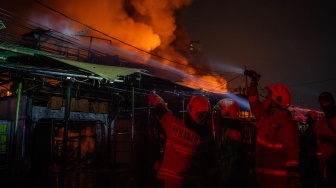 Petugas Suku Dinas Penanggulangan Kebakaran dan Penyelamatan (Gulkarmat) melakukan pemadaman api di Jalan Kemayoran Gempol, Kebon Kosong, Kemayoran, Jakarta, Senin (1/6/2026). [ANTARA FOTO/Bayu Pratama S/kye]