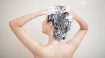 Jangan Lakukan Lagi! 5 Kesalahan Keramas yang Memicu Rambut Lepek
