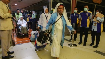Jamaah haji kloter pertama asal DKI Jakarta tiba di Terminal 2 F Khusus Haji dan Umrah Bandara Soekarno Hatta, Tangerang, Banten, Senin (1/6/2026). [ANTARA FOTO/Muhammad Iqbal/kye]