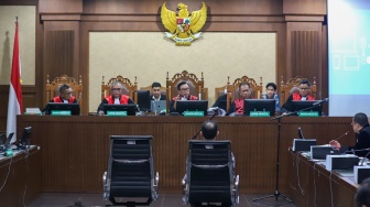 Terdakwa kasus dugaan korupsi pengadaan Chromebook dalam program digitalisasi pendidikan di Kemendikbudristek Nadiem Anwar Makarim saat menjalani sidang pembacaan pledoi (nota pembelaan) di Pengadilan Tipikor, Jakarta, Selasa (2/6/2026).  [Suara.com/Alfian Winanto]