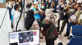 Haru di Debarkasi Surabaya: Saat Kloter Pertama Jemaah Haji Pulang Tanpa Antre