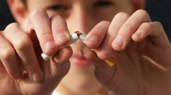Ancaman Tersembunyi Social Smoking: Dari Ikut-Ikutan Bisa Menuju Ketergantungan Loh!