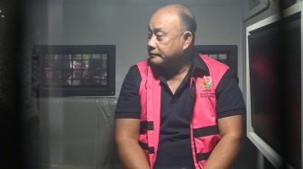 Tersangka dugaan tindak pidana korupsi tata kelola program Makan Bergizi Gratis (MBG) pada Badan Gizi Nasional (BGN) Dadan Hindayana berada di dalam mobil tahanan di Kejaksaan Agung, Jakarta, Rabu (3/6/2026). [ANTARA FOTO/M Risyal Hidayat/bar]