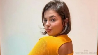 Tanpa Sehelai Benang Model Brasil Tempeli Tubuhnya dengan Stiker Piala Dunia