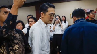 Terdakwa kasus dugaan korupsi dan tindak pidana pencucian uang (TPPU) terkait investasi MDI Venture dan BRI Ventures ke PT Tani Group Indonesia (Tanihub) William Gozali saat datang untuk menjalani sidang lanjutan di Pengadilan Tipikor, Jakarta, Rabu (3/6/2026). [Suara.com/Alfian Winanto]