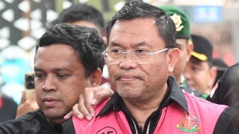 Tersangka dugaan tindak pidana korupsi tata kelola program Makan Bergizi Gratis (MBG) pada Badan Gizi Nasional (BGN) Sony Sonjaya (kanan) berjalan memasuki mobil tahanan di Kejaksaan Agung, Jakarta, Rabu (3/6/2026). [ANTARA FOTO/M Risyal Hidayat/bar]