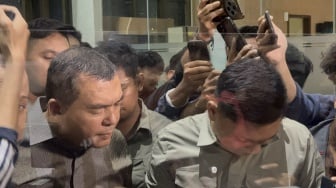 Detik-detik Wamen Imipas Silmy Karim Serahkan Diri ke KPK, Ajudan Dorong Awak Media