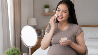 4 Merk Bedak Tabur yang Aman untuk Bumil, Tetap Glowing Selama Kehamilan Tanpa Was-was