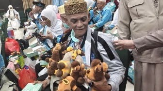 Demi Bahagiakan Cucu, Aksi Kakek Jemaah Haji Ini Viral: Rela 'Jadi Gantungan' Boneka di Bandara