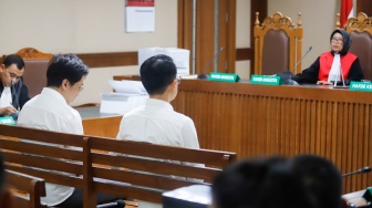 Terdakwa kasus dugaan korupsi dan tindak pidana pencucian uang (TPPU) terkait investasi MDI Venture dan BRI Ventures ke PT Tani Group Indonesia (Tanihub) William Gozali (kiri) dan Nicko Widjaja (kanan) saat menjalani sidang lanjutan di Pengadilan Tipikor, Jakarta, Rabu (3/6/2026). [Suara.com/Alfian Winanto]